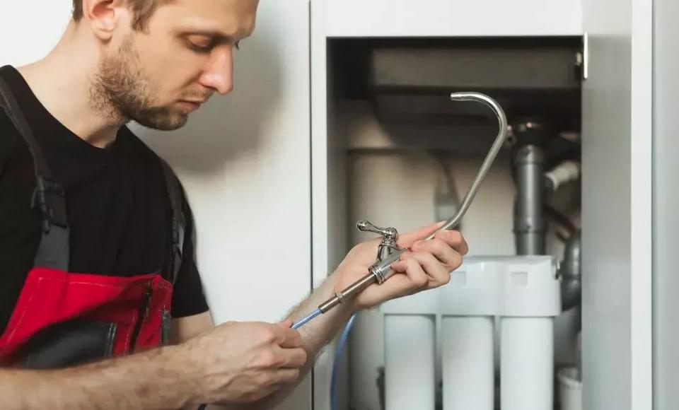 Plombier Altiora Confort réparant une robinetterie